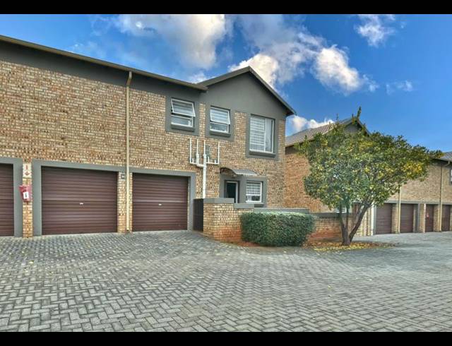 3 BEDROOM TOWNHOUSE FOR SALE IN WILGEHEUWEL